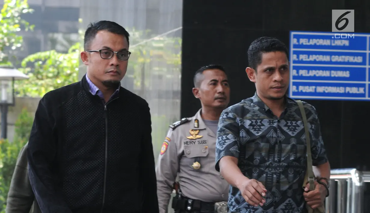 Ketua Fraksi PAN DPRD Lampung Agus Bhakti Nugroho (kiri) saat tiba di Gedung KPK, Jakarta, Jumat (27/7). Agus terjaring operasi tangkap tangan (OTT) KPK bersama Bupati Lampung Selatan Zainudin Hasan. (Merdeka.com/Dwi Narwoko)