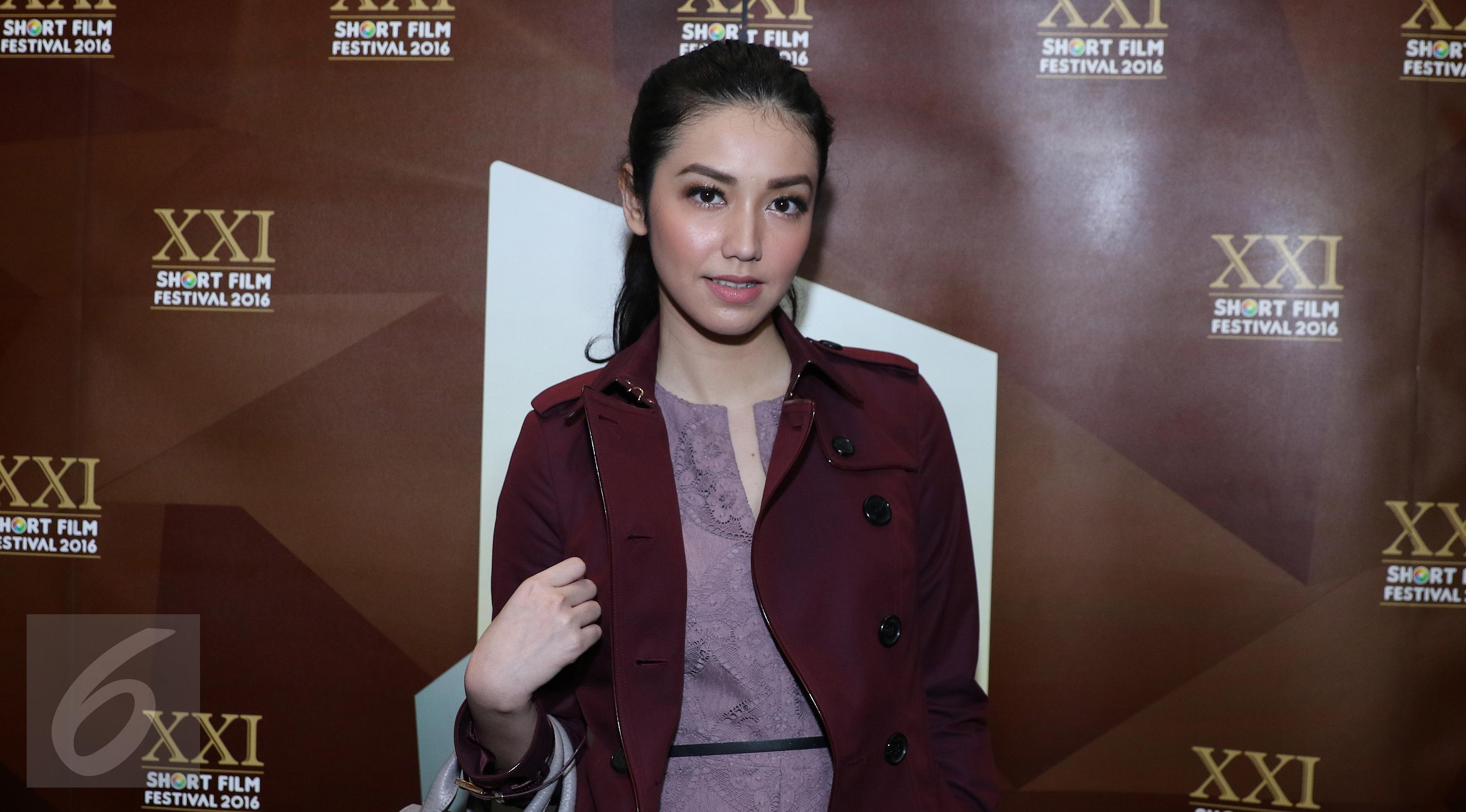Artis cantik Velove Vexia ketika ditemui di Epicentrum Kuningan, Jakarta, Selasa (15/3/2016). Velove mengaku dekat dan kenal dengan Didit Hediprasetyo karena sering dibuatkan busana. (Liputan6.com/Herman Zakharia)