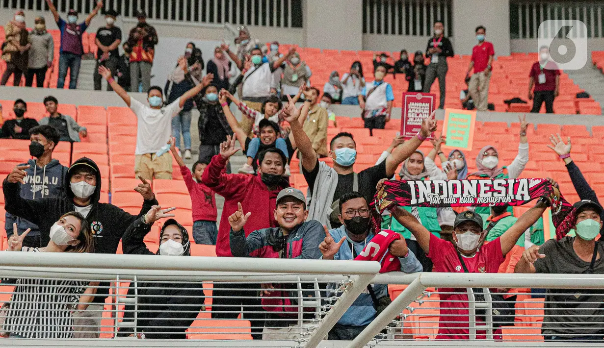 Suporter Indonesia All Start U-20 bersorak merayakan kemenangan atas Bali United U-18 18 pada pertandingan IYC 2021 di Jakarta International Stadium, Jakarta, Selasa (19/4/2022). Indonesia All Stars U-20 menang atas Bali United U-18 dengan skor 2-1. (Liputan6.com/Faizal Fanani)