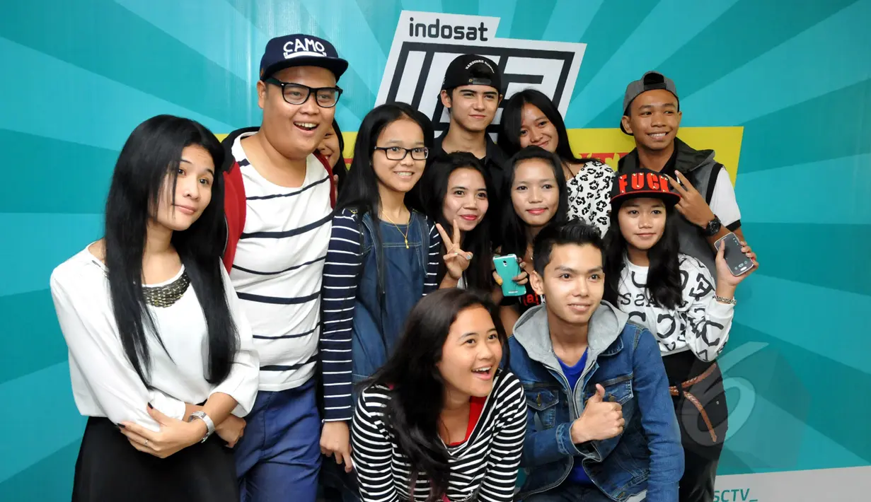 Sejumlah peserta audisi Ganteng Ganteng Serigala (GGS) saat berfoto bersama dengan Aliando Syarief di Gedung Wanita Patra Simprug, Jakarta, Kamis (26/3/2015). (Liputan6.com/Panji Diksana)