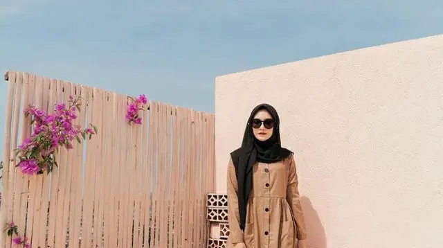 Kesan kasual dengan kenakan dress full kancing. (dok. Instagram @reistaputrii/ https://www.instagram.com/p/B3I6wA9H_Bj/?igshid=10kwjmrro8j2o/ Dinda Rizky)