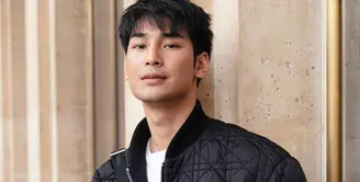 Apo Nattawin padukan DIOR MAXICANNAGE bags dengan bomber jaket untuk kesan kasual yang memikat. [Foto: Dior]