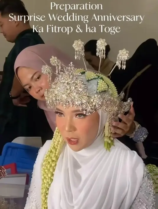 Bukan pasangan Fitrop dan Irvan namanya kalau tidak “heboh”. Di momen ini, Fitrop pun menyiapkan kejutan spesial yang membuat suaminya takjub.