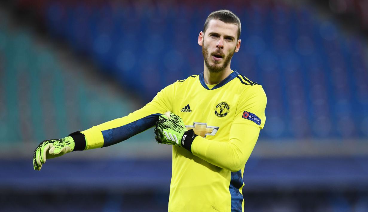 Kiper Manchester United, David de Gea, tampak lesu saat melawan RB Leipzig pada laga Liga Champions di Red Bull Arena, Rabu (9/12/2020). MU takluk dengan skor 3-2. (ANNEGRET HILSE / POOL / AFP)