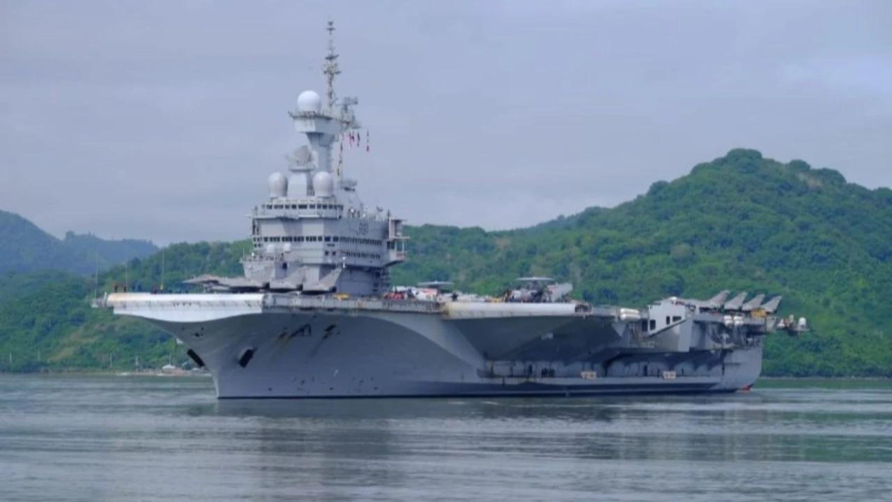 Prancis Kirim Kapal induk Nuklir ke Selat Hormuz