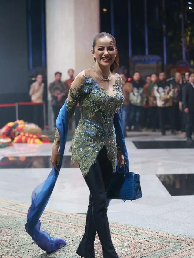 Potret Olla Ramlan Hadiri Ngunduh Mantu Al Ghazali-Alyssa Daguise, Pamer Body Goals dengan Kebaya dan Tas Hermes