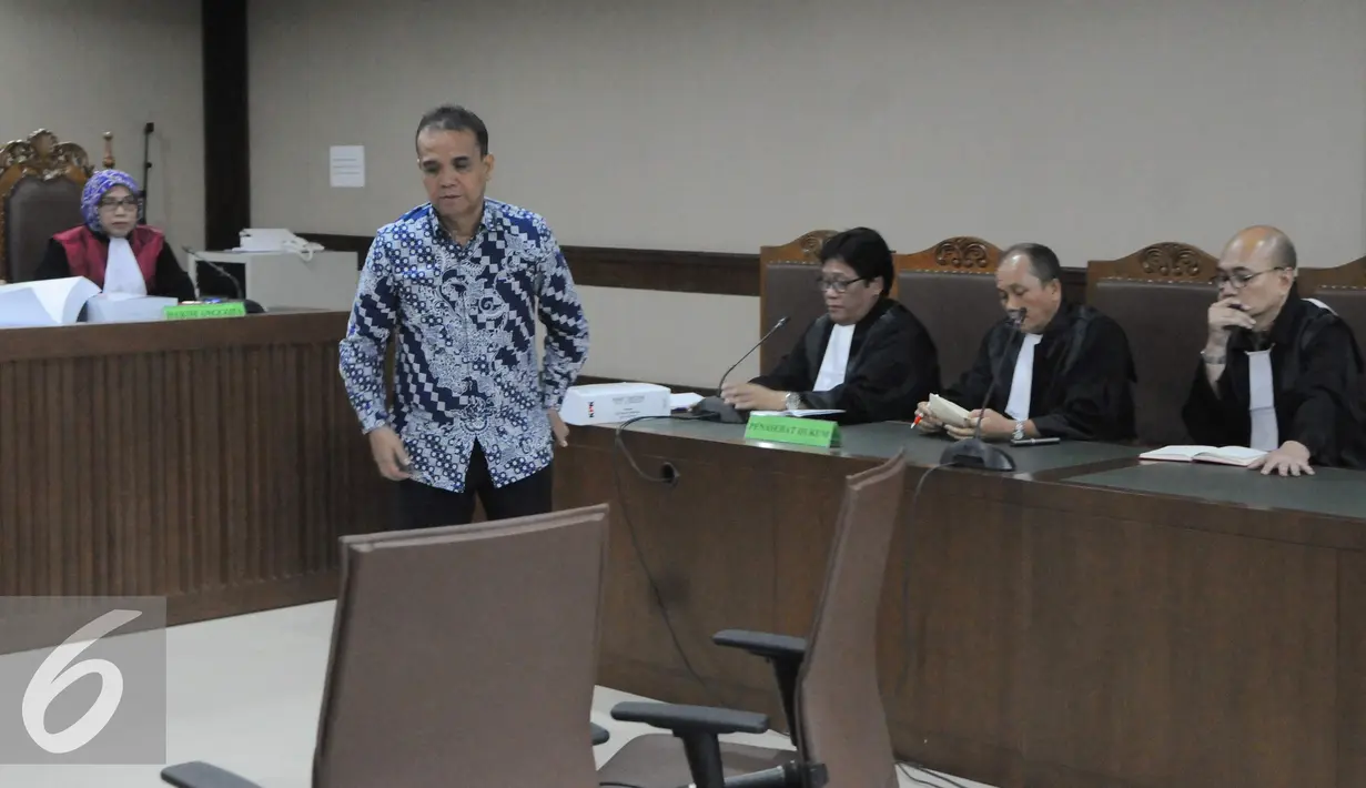 Edy Nasution sebelum menjalani sidang tuntutan terkait kasus suap di Pengadilan Tipikor, Jakarta, Senin (21/11). Edy Nasution, dituntut 8 tahun penjara oleh Jaksa Komisi Pemberantasan Korupsi (KPK). (Liputan6.com/Helmi Affandi)