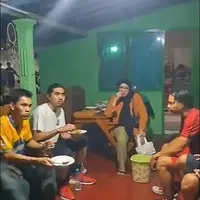 Viral video Duta Sheila On 7 makan bersama tetangga setelah bermain voli. Vokalis Duta Sheila On 7 itu tampak didampingi istri saat menikmati bakmie buatan ibu-ibu PKK. [Instagram/rt03ganjurancc]