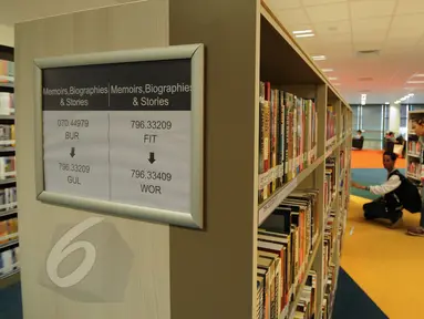 Untuk menambah wawasan tentang dunia olahraga, sebuah perpustakaan ‘Sport Library’ disediakan di areal National Stadium Singapura. Tampak, beberapa pengunjung memilih buku yang akan dibacanya, Senin (1/6/2015). (Liputan6.com/Helmi Fithriansyah)