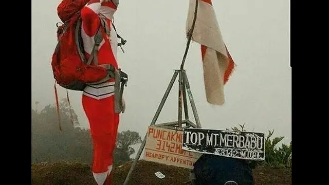tingkah nyeleneh orang Indonesia (foto: twitter/@CrazyinINA)