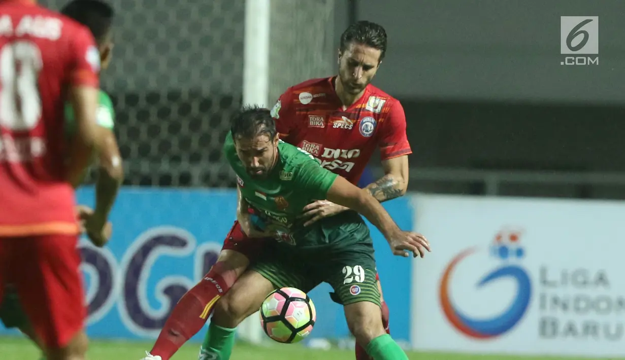 Bek Arema FC, Jad Noureddine (kanan) menahan pemain PS TNI, Elio Bruno saat laga lanjutan Liga 1 Indonesia di Stadion Pakansari, Bogor, Senin (3/7). Laga kedua tim berakhir imbang 0-0. (Liputan6.com/Helmi Fithriansyah)