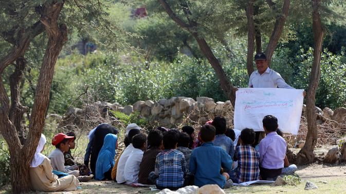 Anak-anak mengikuti kelas terbuka di desa al-Kashar Yaman barat daya, provinsi Taez (16/9/2019). Menurut PBB, dua juta dari tujuh juta anak di negara itu bersekolah tanpa pendidikan di Yaman. (AFP Photo/Ahmad Al-Basha)