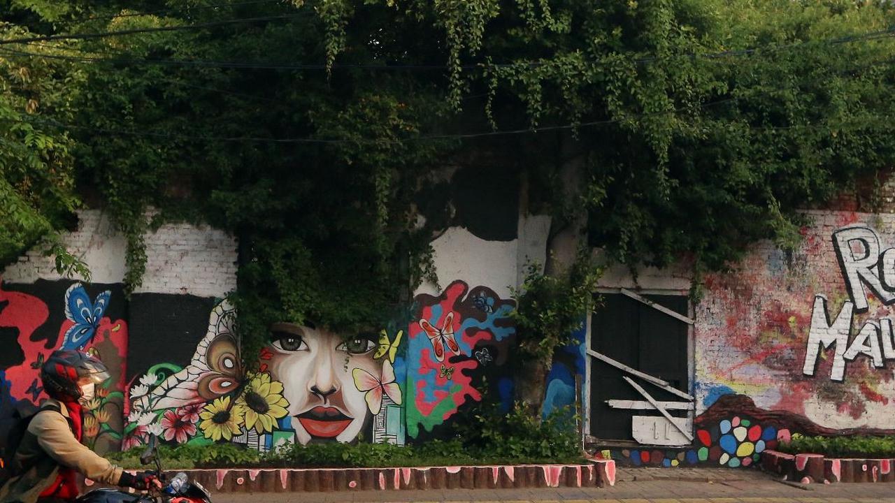Tak hanya mengagumkan, karya tangan kreatif petugas PPSU ini juga membuat pemandangan bangunan tua di kawasan Jalan Malaka, Jakarta menjadi enak dipandang.
