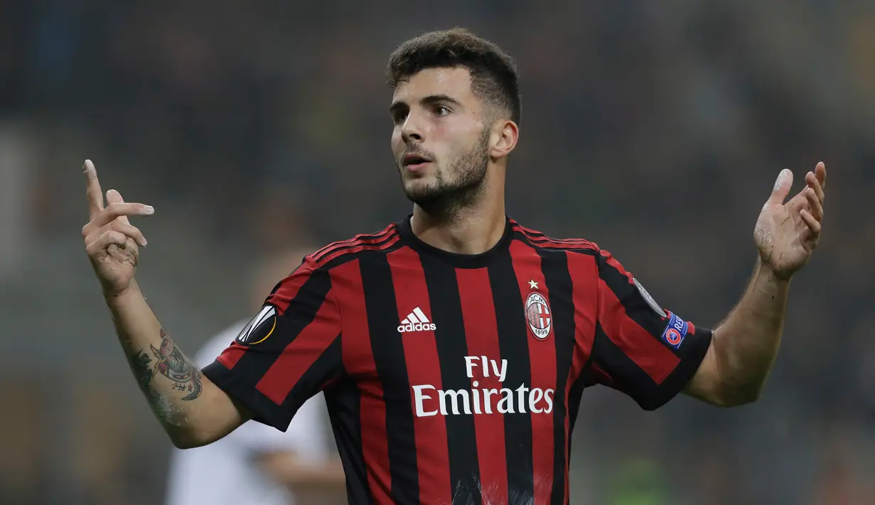 Pemain AC Milan, Patrick Cutrone bereaksi selama pertandingan Grup D Liga Europa melawan AEK Athens di San Siro, Kamis (19/10). AEK Athens menambah kekecewaan AC Milan setelah hanya bermain tanpa gol. (AP Photo/Luca Bruno)