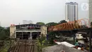 Pembangunan Sky Walk Kebayoran Lama yang berada di sebelah Stasiun Kebayoran, Jakarta, Selasa (11/10/2022). Sky Walk Kebayoran Lama menghubungkan antara Stasiun MRT Lebak Bulus dengan Points Square. (Liputan6.com/JohanTallo)