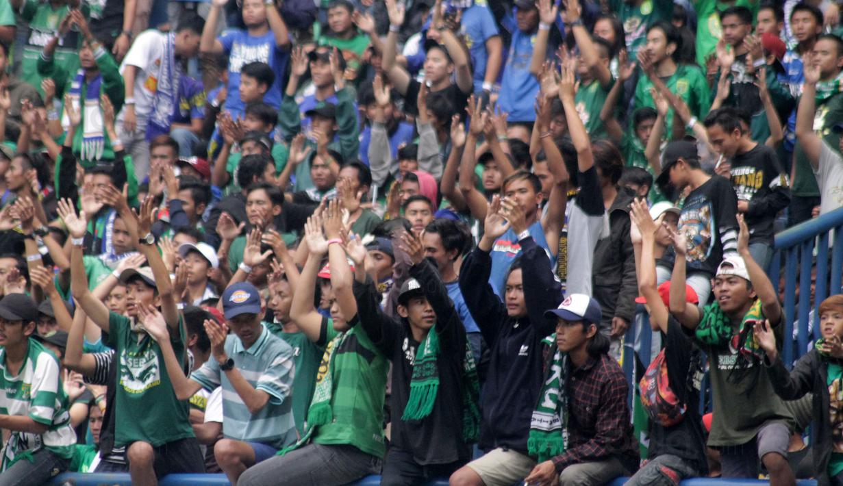 Aksi Bonek dan Bobotoh saat mendukung Persebaya melawan PSIS Semarang dalam laga perdana babak 8 besar Grup Y Liga 2 Indonesia di Stadion GBLA, Bandung, (15/11/2017). Persebaya menang atas PSIS Semang 1-0. (Bola.com/Ronald Seger)