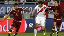 Penyerang Peru, Claudio Pizarro berusaha melewati dua pemain Venezuela saat pertandingan Copa Amerika 2015 di Estadio Elías Figueroa, Chile, Kamis (18/6/2015). Peru menang 1-0 atas Venezuela. (REUTERS/David Mercado)