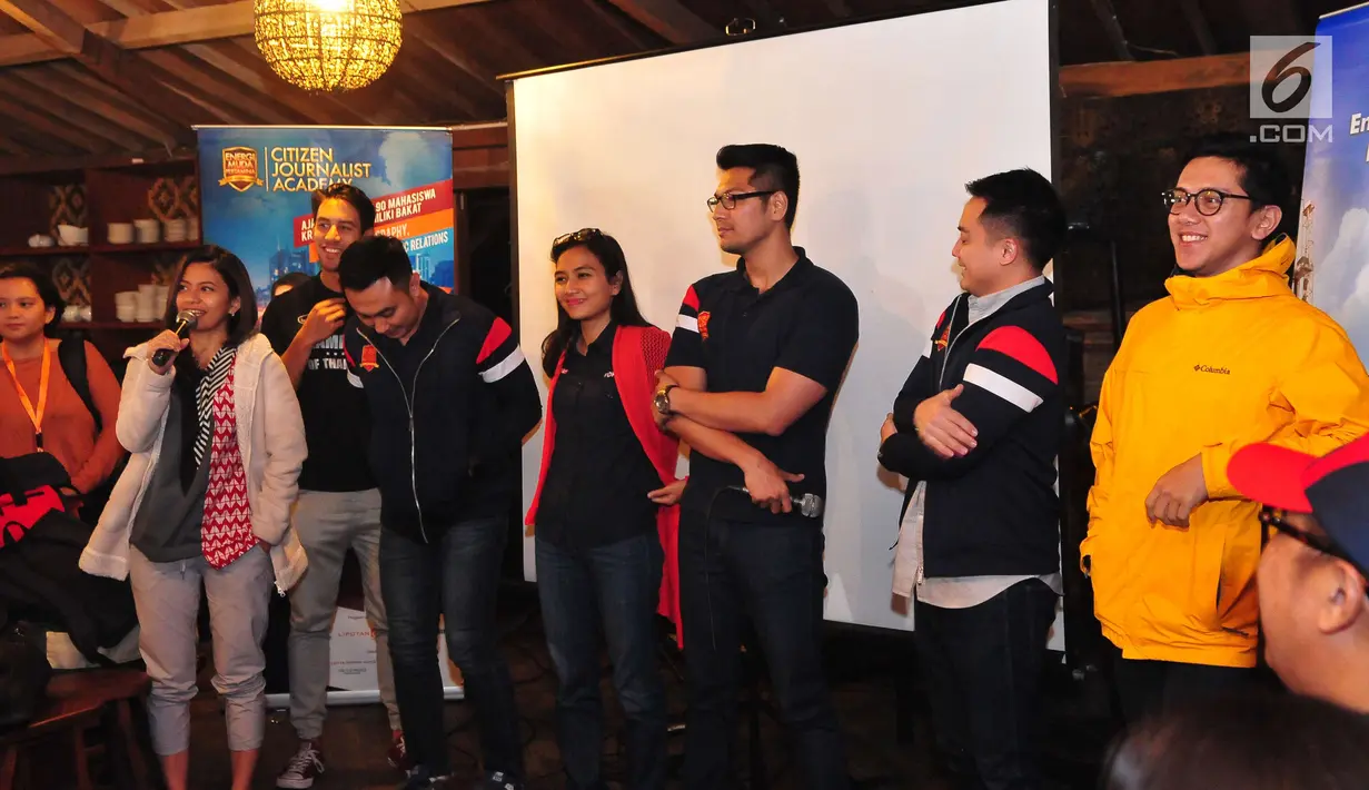 Para mentor memberi materi saat malam keakraban di Jambore Citizen Journalist Academy Energi Muda Pertamina di Cikole, Bandung (15/11). Pada malam keakraban ini finalis menjalani beberapa rangkaian acara menjelang Awarding. (Liputan6.com/Helmi Afandi)