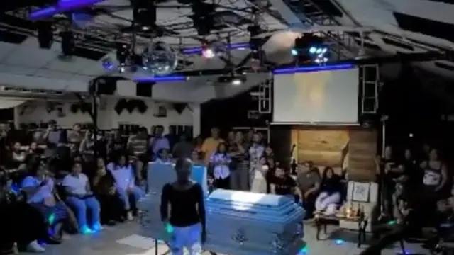 Berlangsung di Klub Malam, Pemakaman Pria Ini Diiringi Tarian