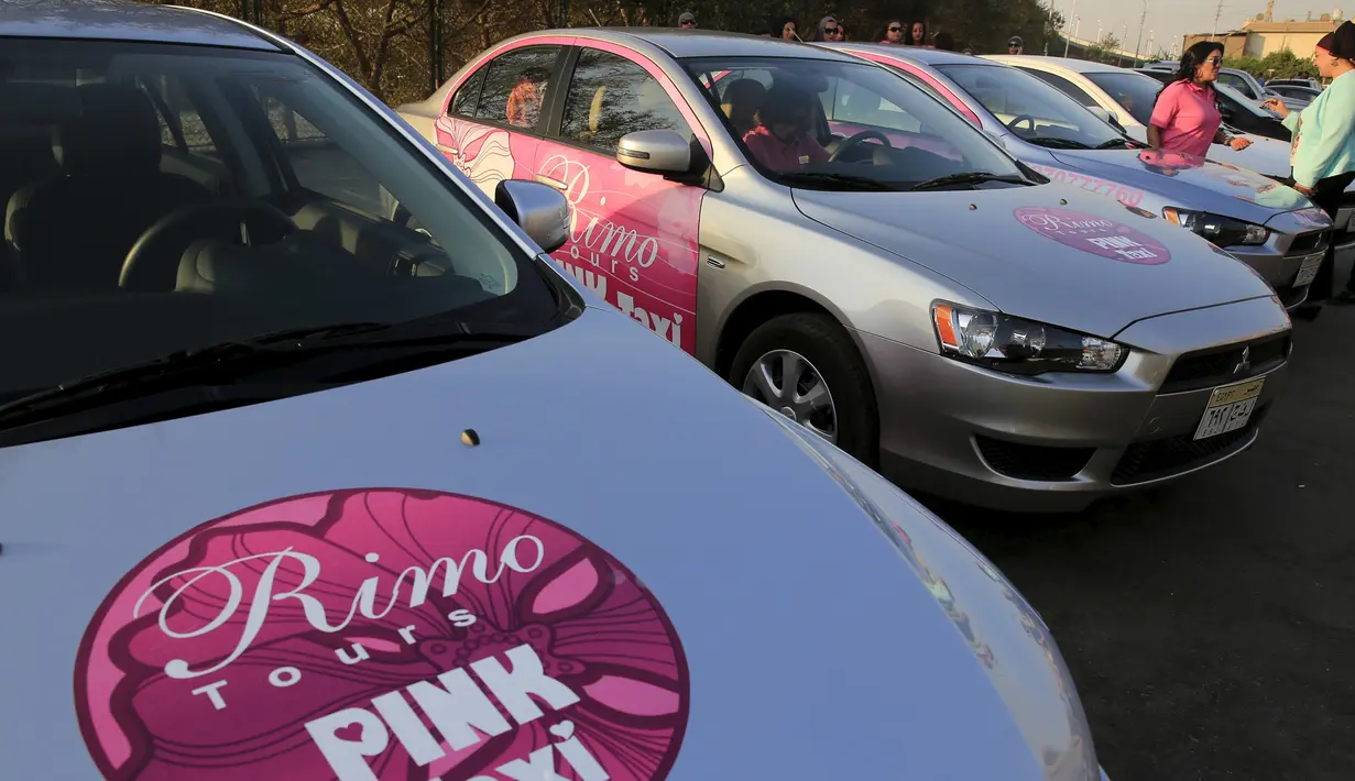 Reem Fawzy (kanan), direktur perusahaan pink Taxi terlihat berbincang dengan salah satu pengemudi taksi pink di Kairo, Mesir, Selasa (8/9). Pink Taxi secara khusus dikemudikan oleh para perempuan. (REUTERS/Amr Abdallah Dalsh)