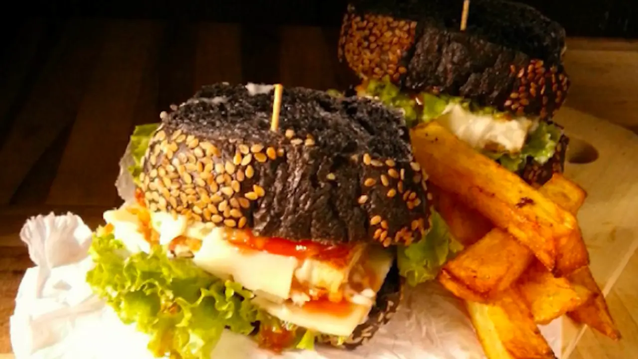 Makanan dengan charcoal