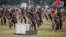 Prajurit Kopassus melakukan aksi bela diri saat peringatan HUT ke-67 Kopassus di Markas Kopassus, Cijantung, Jakarta, Rabu (24/4). Acara HUT Kopassus dimeriahkan oleh sejumlah aksi demonstrasi unjuk kekuatan koprs Baret Merah ini, seperti beladiri, dan ketangkasan fisik. (Liputan6.com/Faizal Fanani)