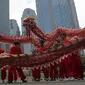 Sejumlah seniman budaya Tionghoa mengikuti kirab budaya Festival Cap Go Meh di kawasan SCBD, Jakarta, Sabtu (24/2/2024). (Liputan6.com/Herman Zakharia)