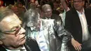 Kandidat Presiden Prancis, Francois Fillon menuju ruang ganti setelah dilempar tepung di sebuah acara kampanye di Prancis Timur, Kamis (6/4). Fillon tengah berada di kerumunan orang ketika seorang pria melemparkan tepung ke wajahnya. (JULIEN SENGEL/AFP)
