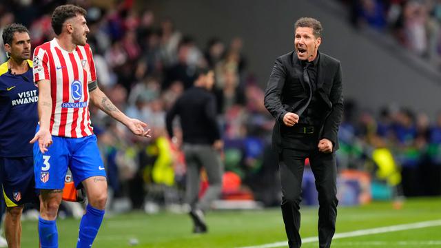 Diego Simeone memberikan instruksi pada skuad Atletico Madrid di laga melawan Arsenal di leg pertama semifinal Liga Champions 2025/2026 di Riyadh Air Metropolitano, Kamis (30/04/2026).
