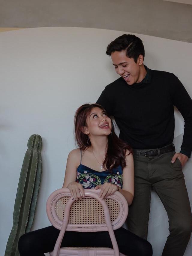 Jarang Terekspos, Ini 6 Momen Manis Reza Alisyahbana 'Cinta Karena Cinta' dan Kekasih