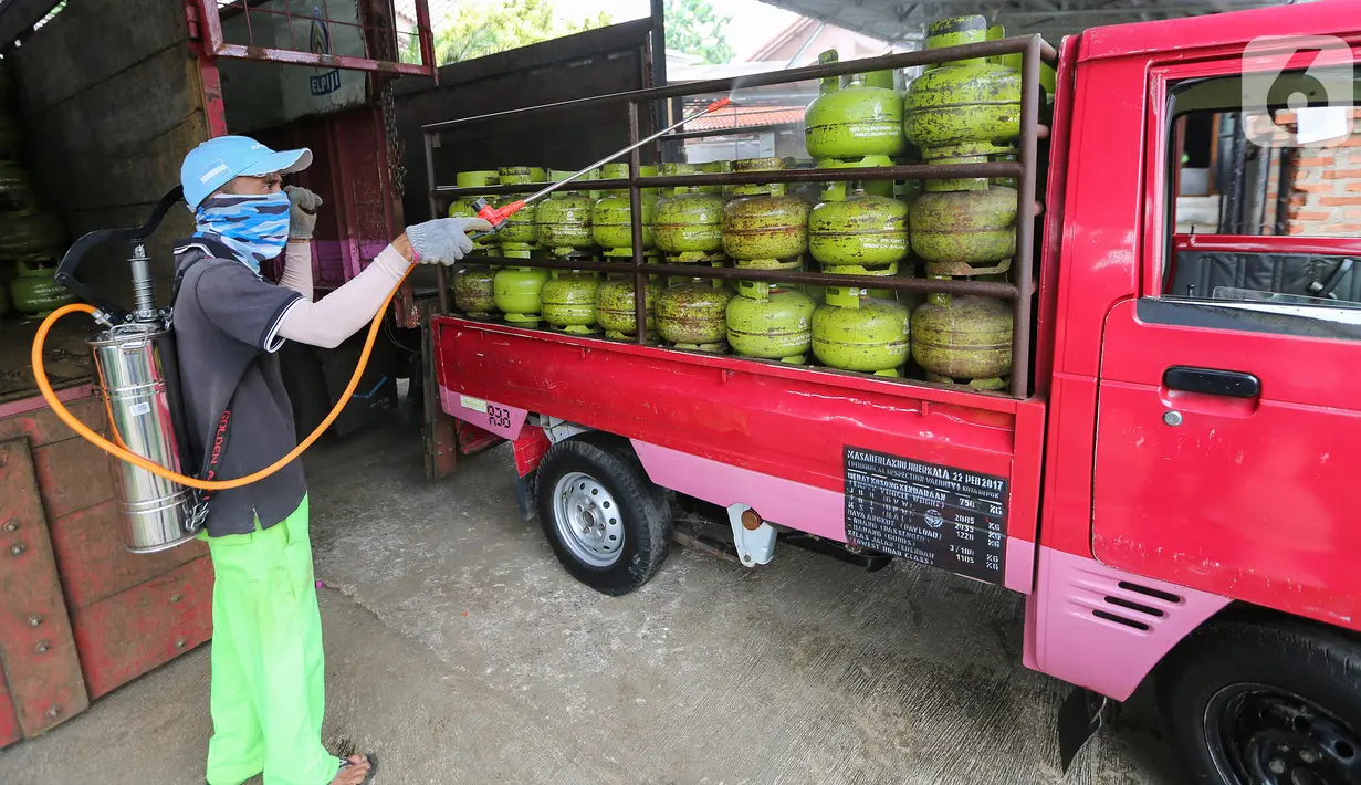 Karyawan menyemprotkan cairan disinfektan ke tabung gas ukuran 3 kg di Agen LPG 3 kg, Bojongsari, Depok, Senin (4/5/2020). Penyemprotan dilakukan sebelum dikirim ke pengecer di daerah sekitar sebagai upaya pencegahan penyebaran Covid-19. (Liputan6.com/Fery Pradolo)