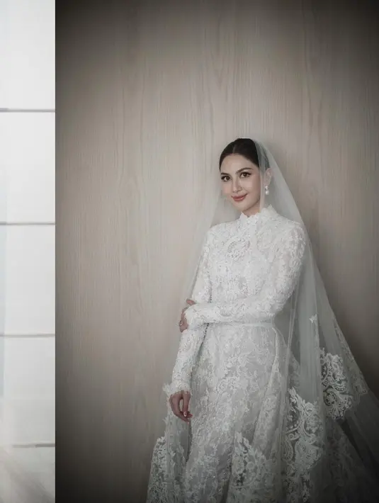 Menggunakan gaun dari Yefta Gunawan, Jessica Mila tampil klasik dalam dress brukat. Dress tertutup ini memiliki kerah tinggi yang bikin terlihat elegan. [Instagram/jscmila]