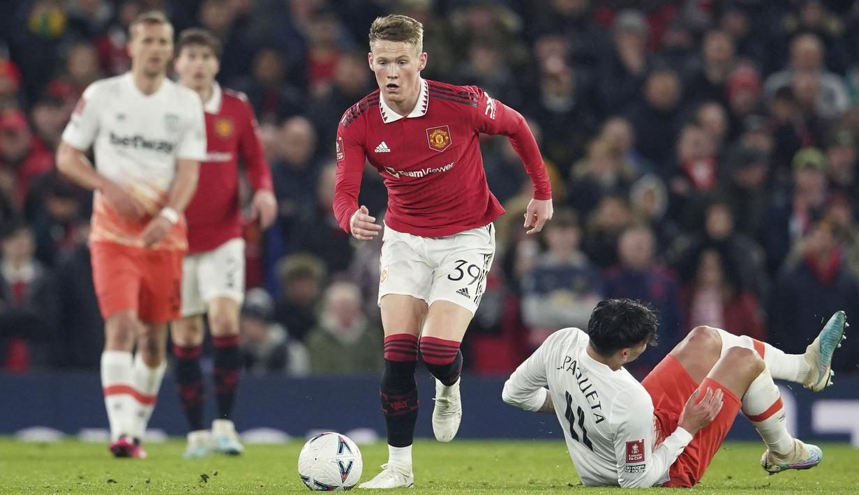 <p>Pemain&nbsp;Manchester United,Scott McTominay berusaha melewati pemain West Ham pada laga putaran kelima Piala FA 2022/2023 yang berlangsung di Stadion Old Trafford, Manchester, Kamis (02/03/2023) WIB. MU berhasil menang comeback 3-1. (AP Photo/Dave Thompson)</p>