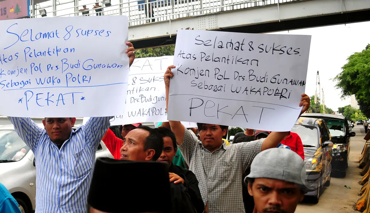 Para pengunjuk rasa membawa aneka tulisan yang berisi dukungan kepada Kapolri Jenderal Pol Badrodin Haiti dan Wakapolri Komjen Pol Budi Gunawan, Jakarta, Kamis (23/4/2015). (Liputan6.com/Yoopy Renato)
