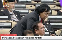Mode Serius Komeng Berubah Kocak, Tepok Jidat saat 'Uhuy' Kembali Bergemuruh di Gedung DPR