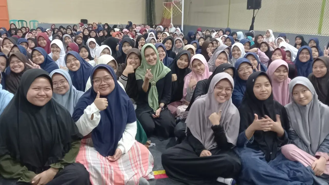 Lola Amaria saat Road Show film Pesantren di Pondok Pesantren  Al Furqon, Singaparna, Tasikmalaya, Jawa Barat, baru-baru ini.