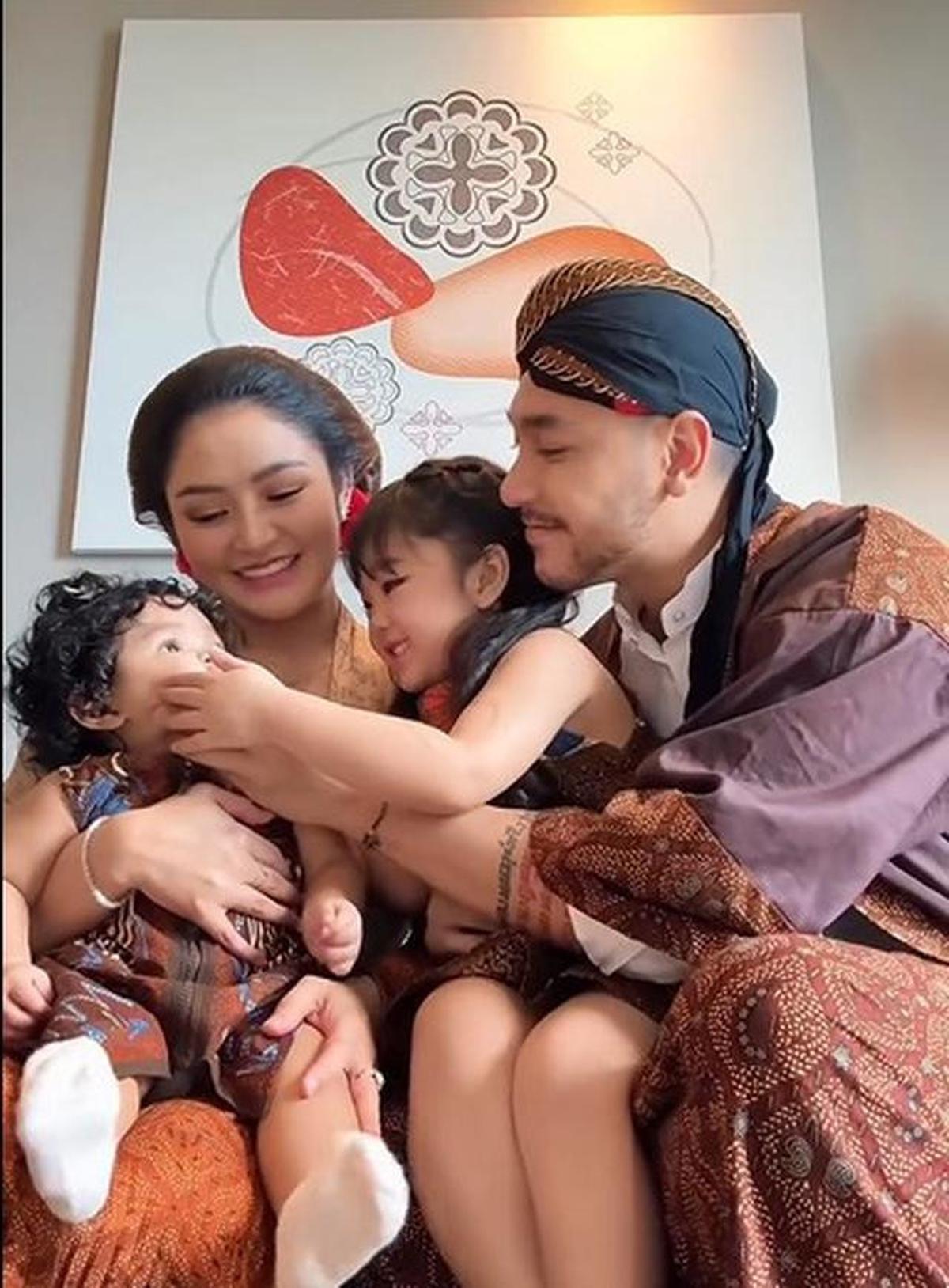 5 Model Baju Adat Jawa di Pemotretan Keluarga Siti Badriah, Elegan dan Serasi
