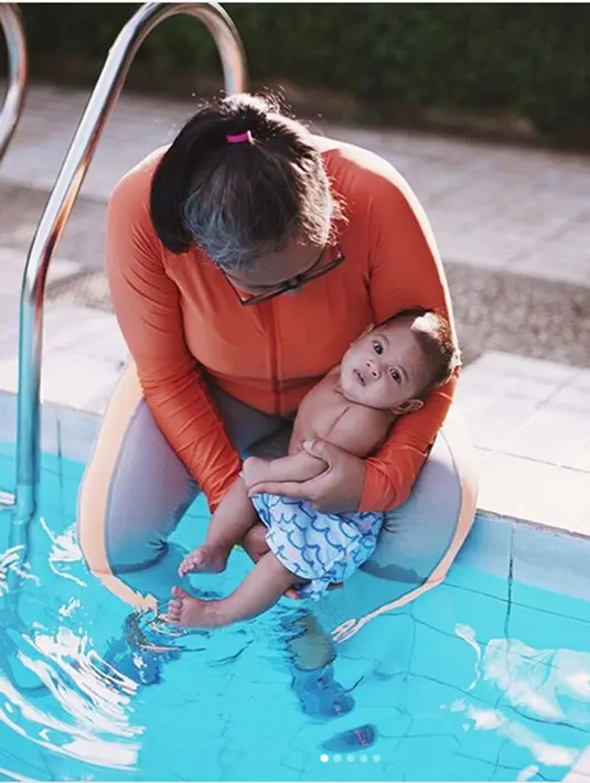 "Kawa pagi ini kenalan sama air di kolam renang yang suhunya normal untuk pertama kalinya," tulis Andien dalam unggahan video putranya renang di Instagram pada 13 Maret. (Instagram/andienippekawa)