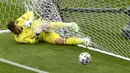David Marshall, tak berdaya untuk menyelamatkan gawangnya. penjaga gawang berusia 36 tahun itu kalah cepat dengan bola sepakan bomber Republik Ceska, Patrik Schick yang meluncur deras ke gawangnya. (AP/Andy Buchanan, Pool)