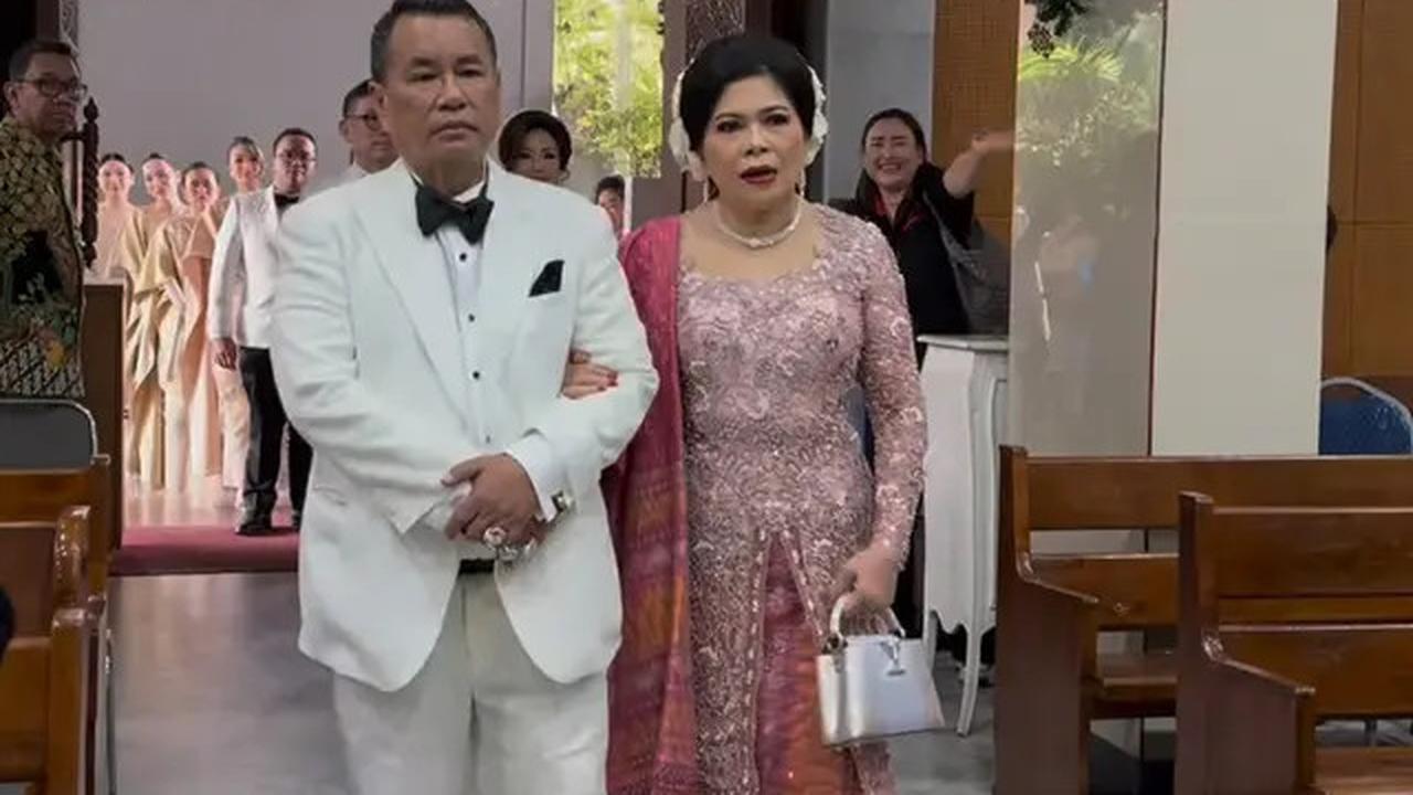 7 Potret Penampilan Keluarga Hotman Paris di Pernikahan Frank Hutapea, Elegan