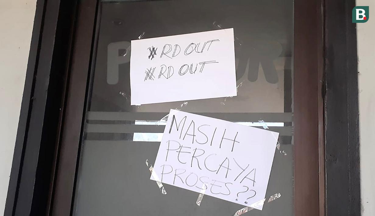 Dalam demonstrasi ini, Aliansi Suporter Madura United menyampaikan 4 tuntutan kepada manajemen. Pertama adalah meminta pelatih Rahmad Darmawan dan asistennya untuk mundur. Kedua, pemain dituntut menjaga nama baik Laskar Sape Kerrab dengan bermain sepenuh hati. (Bola.com/Aditya Wany)