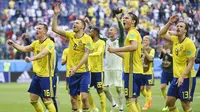 Para pemain Swedia melakukan selebrasi usai mengalahkan Swiss pada laga 16 besar Piala Dunia di Stadion St. Petersburg, Selasa (3/7/2018). Swedia menang 1-0 atas Swiss. (AP/Martin Meissner)