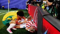 Alessandro Circati #3 dari Timnas Australia memeriksa Julio Enciso #19 dari Paraguay setelah yang terakhir menabrak papan selama pertandingan Grup D Piala Dunia 2026 antara Paraguay dan Australia di Stadion San Francisco Bay Area pada 26 Juni 2026 di Santa Clara, California. (Stu Forster/Getty Images melalui AFP)