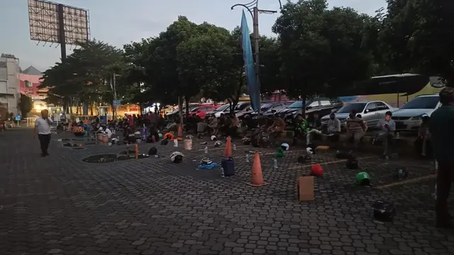 Pemohon SIM sudah antri dari malam hari dengan menggunakan barang-barang sebagai penanda antrian (Ist)