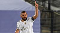 Striker Real Madrid, Karim Benzema, merayakan gol yang dicetaknya ke gawang Alaves pada laga lanjutan La Liga pekan ke-35 di Stadion Alfredo di Stefano, Sabtu (11/7/2020) dini hari WIB. Real Madrid menang 2-0 atas Alaves. (AFP/Gabriel Bouys)