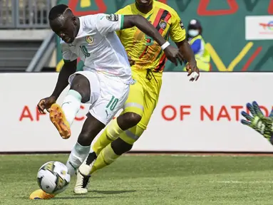 Senegal mengawali kiprahnya di Piala Afrika 2021 dengan kemenangan dramatis 1-0 atas Zimbabwe. Bomber Liverpool, Sadio Mane, menjadi pahlawan lewat gol penalti di pengujung laga. (AFP/Pius Utomi Ekpei)