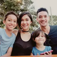 Nana Mirdad anak dari Jamal Mirdad dan Lydia Kandou resmi nikah dengan artis sinetron Andrew White pada 13 Mei 2006. Dari pernikahannya pasangan ini dikaruniai dua orang momongan, Jason Deandra White (2006) dan Sarah Deana White (2011). (Instagram)