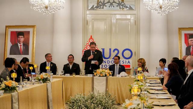 Penyerahan Komunike Urban 20 G20 kepada Menteri Koordinator Perekonomian Airlangga Hartarto.