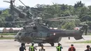 Tiga helikopter milik TNI AU serta tim dikerahkan untuk mengevakuasi Glen Malcolm Conning (50), pilot helikopter milik Intan Angkasa Air Service yang dibunuh oleh Kelompok Kriminal Bersenjata (KKB) setelah mengalami penyanderaan pada Senin (5/8/2024). (Sevianto PAKIDING / AFP)