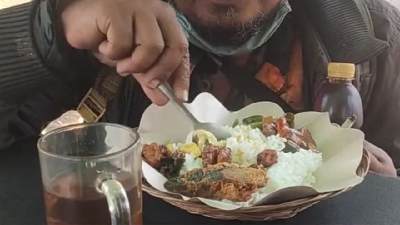 Polisi Ini Pilih Jualan Bubur Ayam Usai Pulang Kerja, Aksinya Curi Perhatian